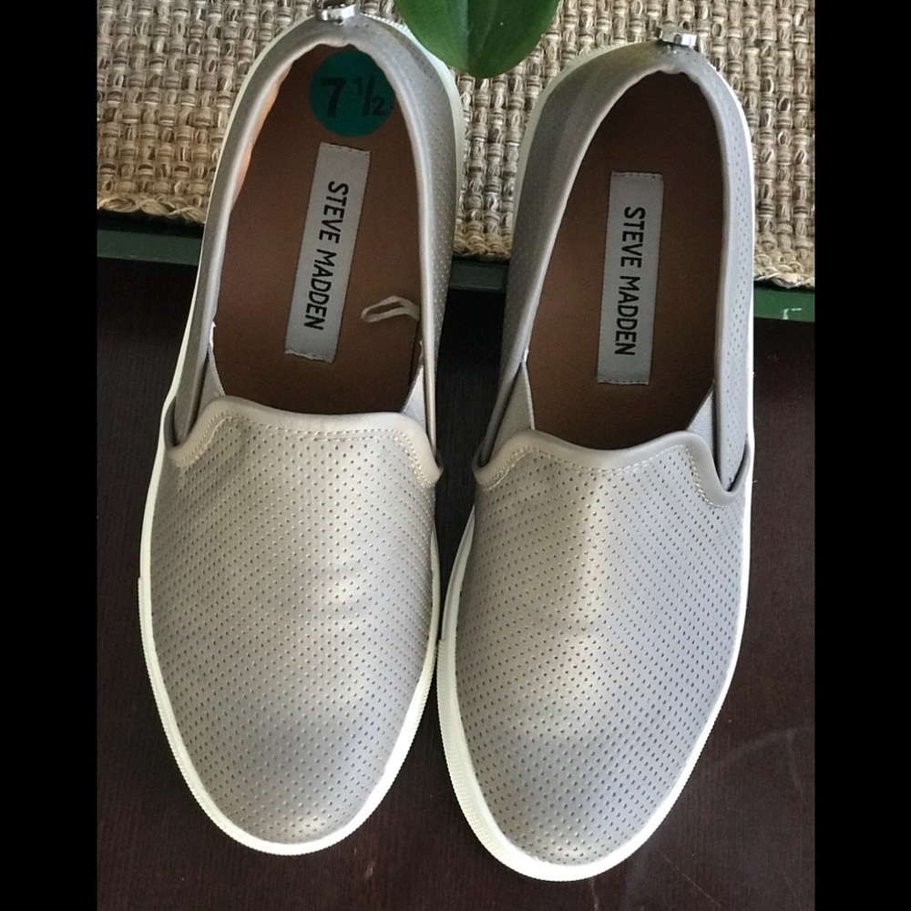 EUC Steve Madden Emmil Slip on
